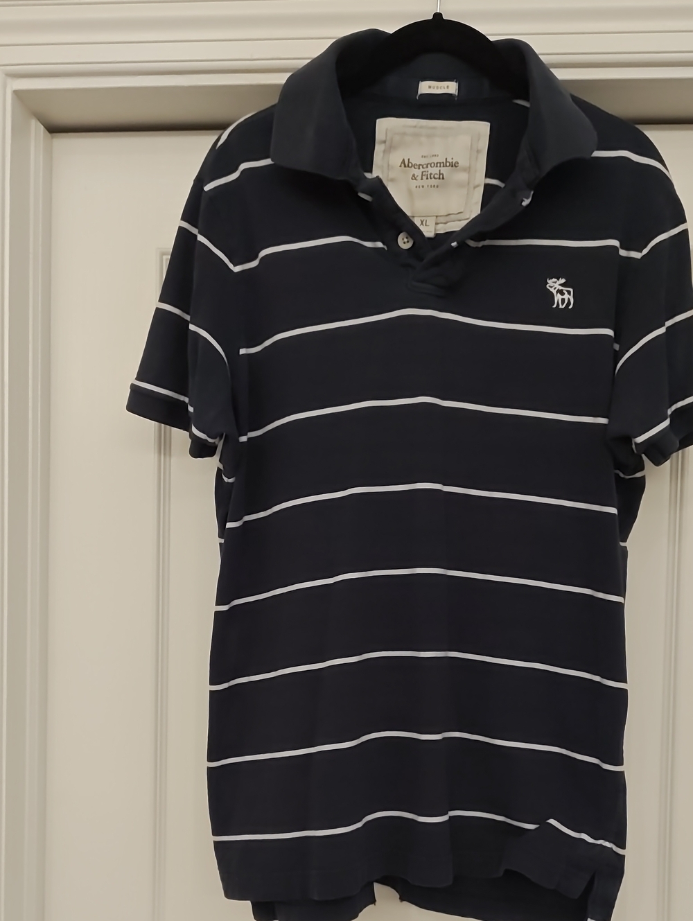 Vintage Abercrombie & Fitch Navy and White Striped Men’s Polo